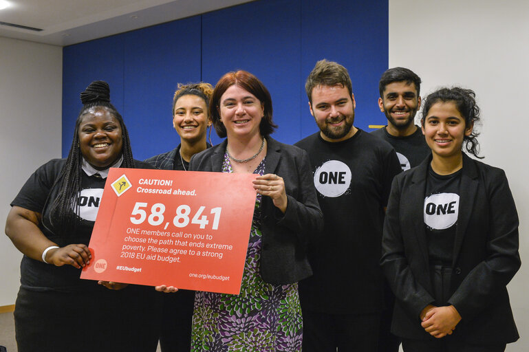 Fotografia 14: Alex MAYER meets with campaigners form ONE.