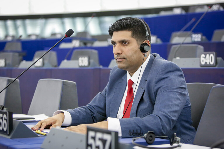 Foto 6: Wajid KHAN in plenary session Week 40 2017 in Strasbourg