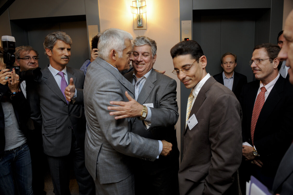 Jerzy Buzek, EP President, meets with Cuban former political prisoners in Brussels