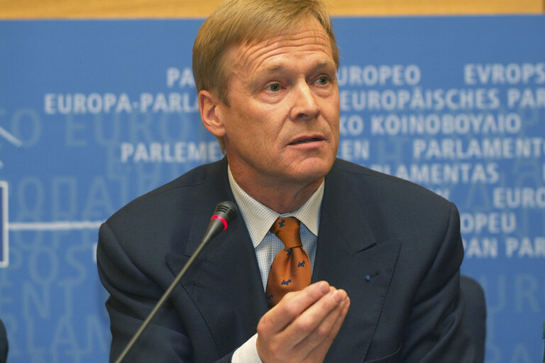 Photo 4 : Ari VATANEN in a meeting at the EP in Brussels