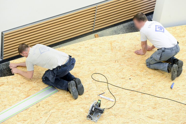 Photo 10 : Men at Work