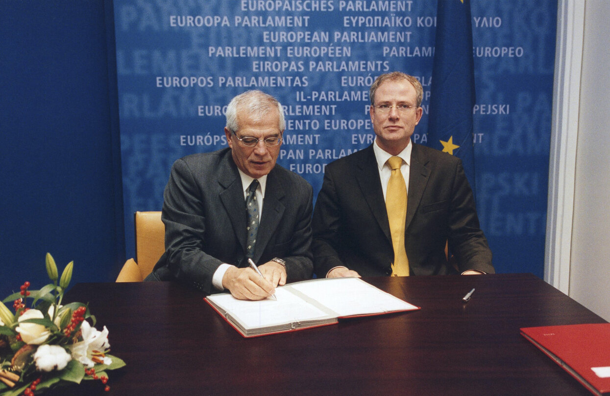 Signature LEX with the EP President and the Dutch Minister for European Affairs.