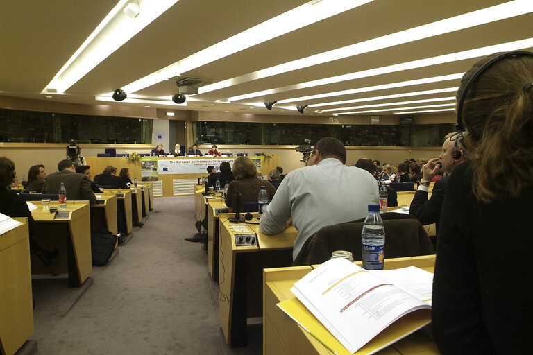 Photo 4 : Press conference on the European Environment: State and Outlook 2005, with the Commissioner for Institutional Relations and Communication Strategy and the Director of the European Environment Agency.