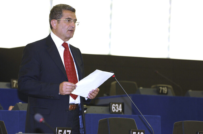 Foto 4: MEP Vincenzo LAVARRA speaks in plenary session in Strasbourg