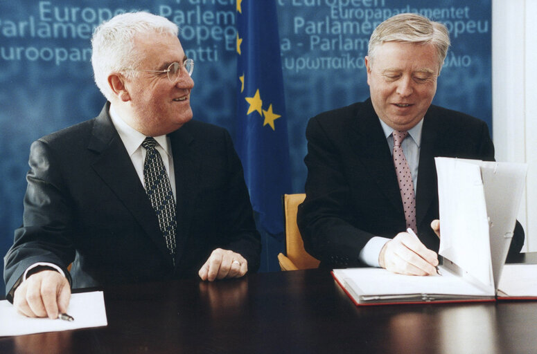 Foto 1: Signature of 10 Lex texts with the EP President and the Minister for European Affairs of Ireland.