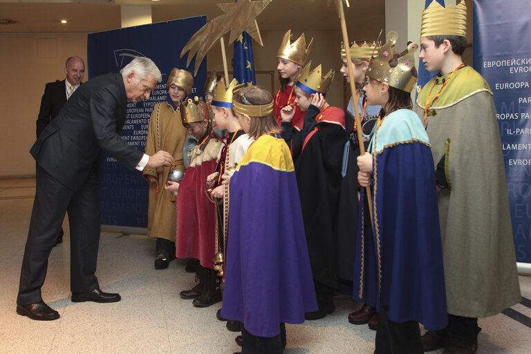 Zdjęcie 6: EP President meets a group of Christmas Carol Singers.