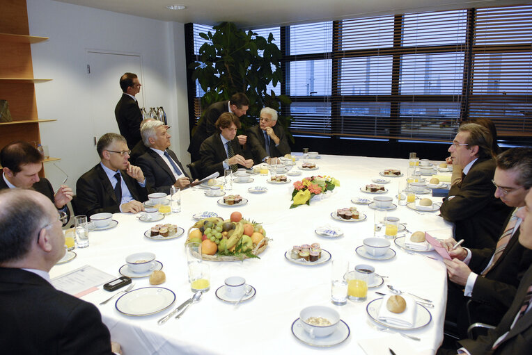 Foto 6: EP President has breakfast with the Mayor of Strasbourg.