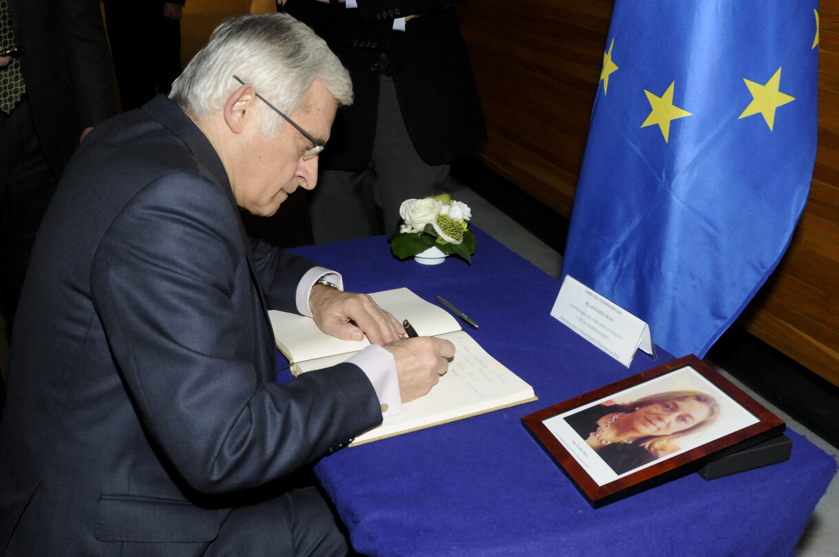 EP President signs condolence book that has been opened in memory of Mrs Pilar Juárez Boal, member of staff of the EC and a former member of staff of the EP who died tragically in the earth quake in Haiti.