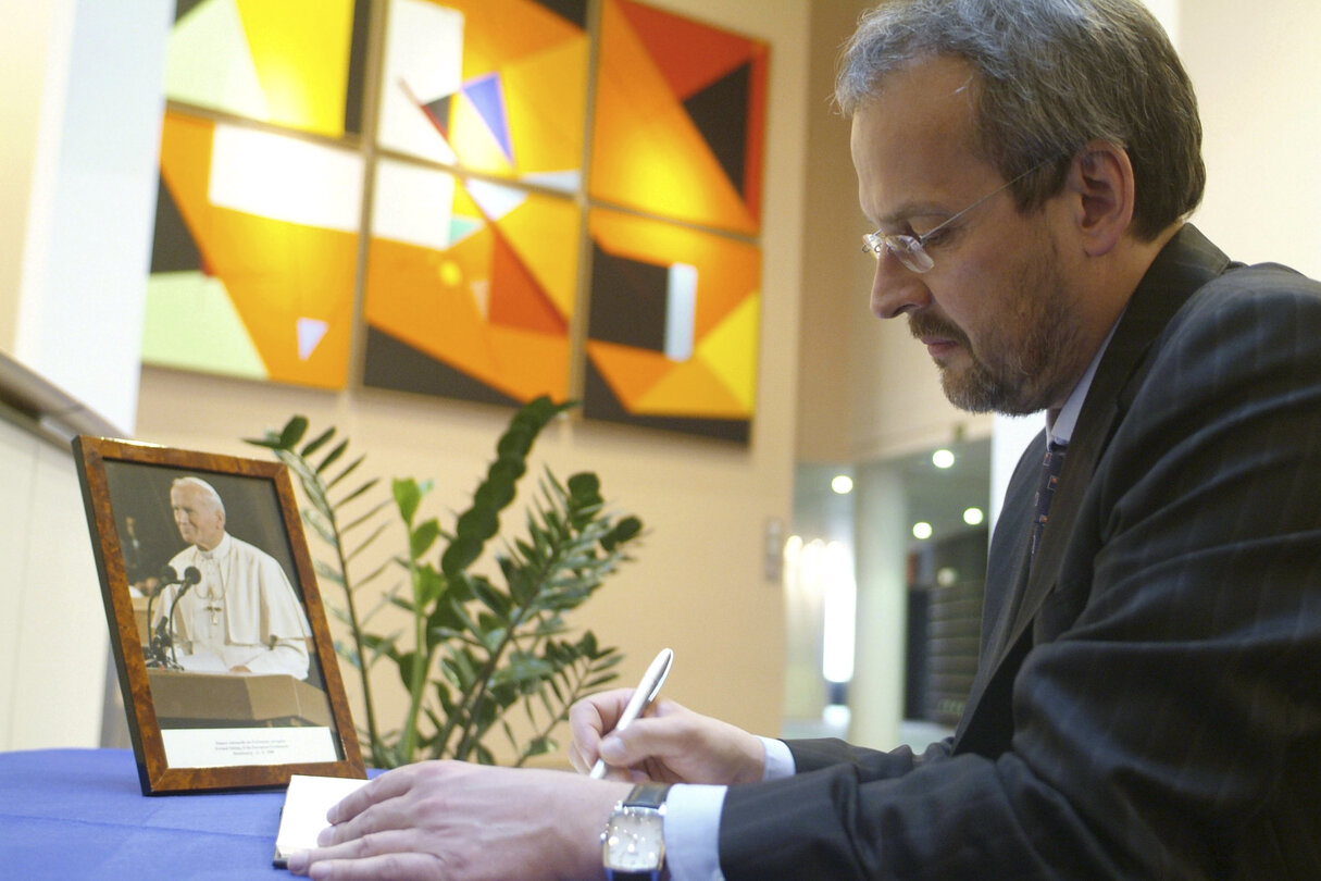 MEPs signing the condolence register at the death op Pope Jean-Paul II.