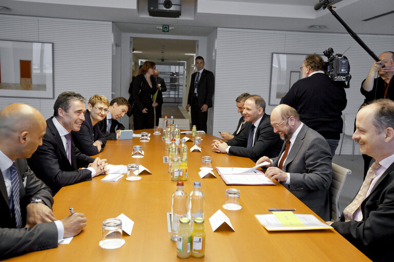 Fotografia 1: EP President Martin SCHULZ meets with NATO Secretary General Anders FOGH RASMUSSEN