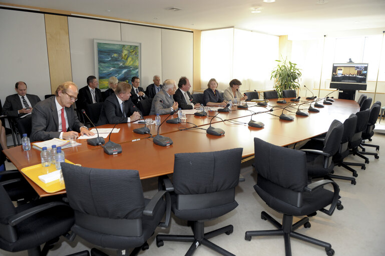 Φωτογραφία 3: Jerzy Buzek, EP President, and Vice-President Edward McMillan-Scott take part in a teleconference between the US Congress and the European Parliament