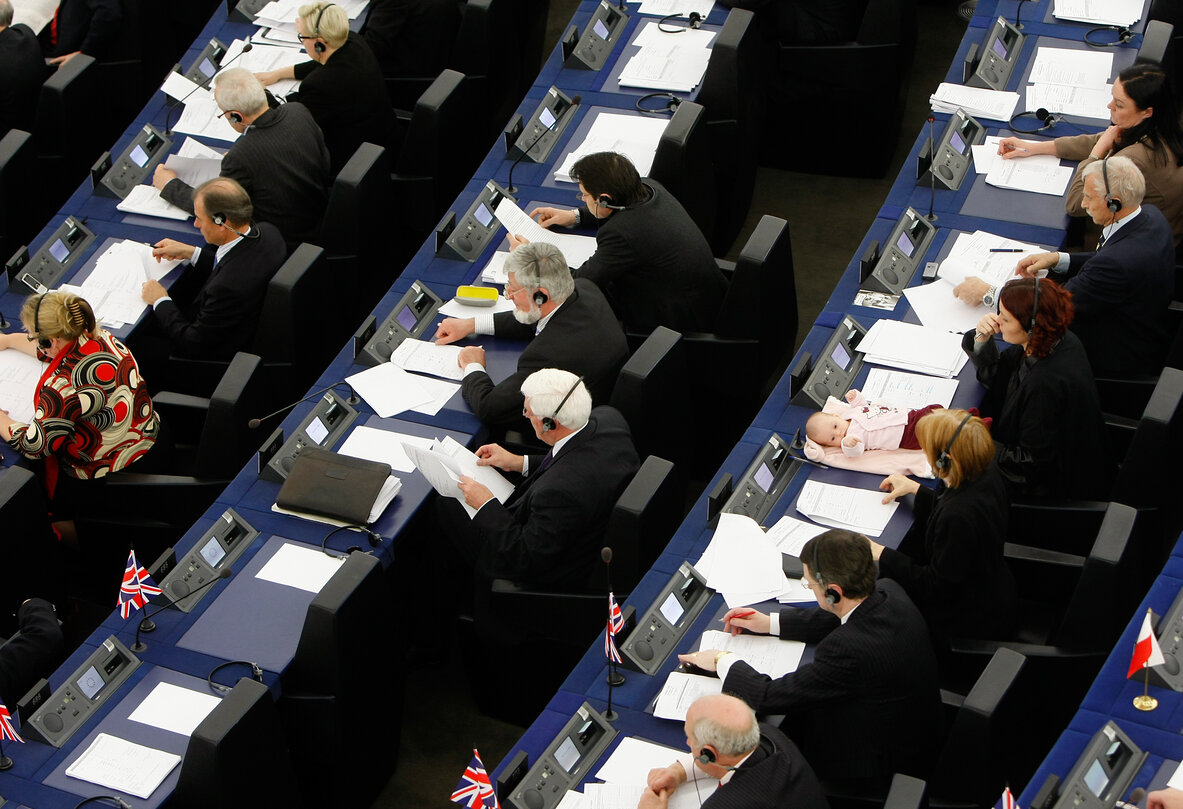 Hanne DAHL with her baby in plenary session in Strasbourg.