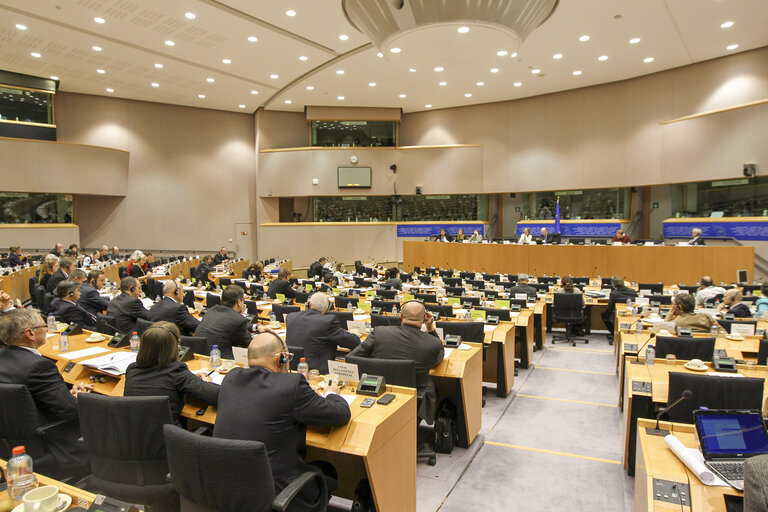 Photo 3 : Exchange of views