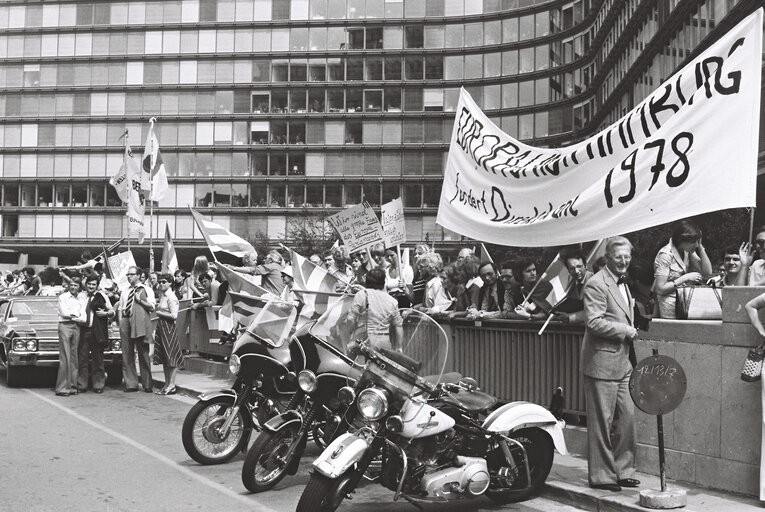 Fotografie 10: Demonstration in support of European elections outside a meeting of the European Council in Brussels