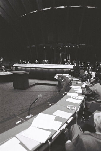 Fotografia 2: United Kingdom Secretary of State David OWEN succeeding to the Council Presidency after the death of the predecessor.