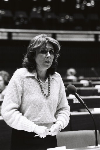 Fotografi 37: The MEP Edith CRESSON during a session in February 1980.