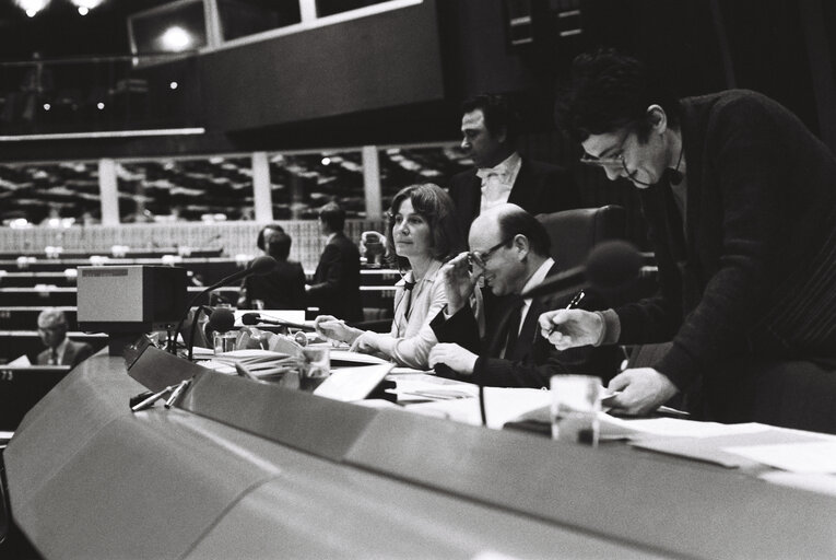 Fotografi 29: The European Parliament Vice President during a session in Strasbourg in February 1980.