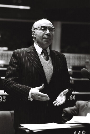 Fotografia 4: The Delegue Henri CAILLAVET during a session in Strasbourg on July 1979