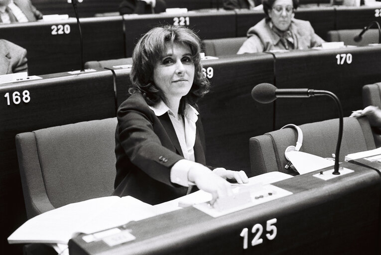 Zdjęcie 4: The MEP Edith CRESSON during a session in March 1980.