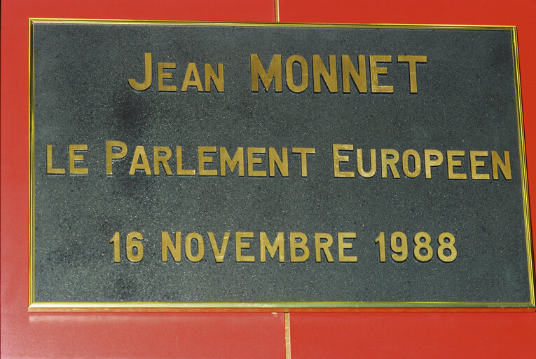 Unveiling Jean Monnet commemorative plaque at the EP in Luxembourg in 1988.