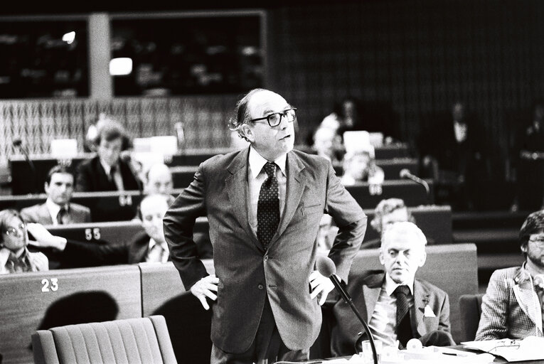 Foto 20: The European Commission President Roy JENKINS and and Commissioner Olav GUNDELACH during a session in Strasbourg on March 1977.