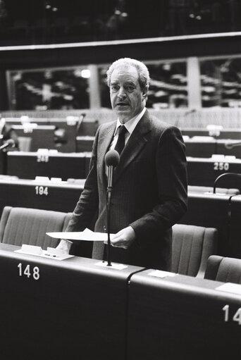 Foto 8: The MEP Manlio CECOVINI during a session in Strasbourg on March 1980.