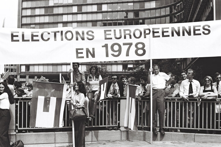 Fotografie 5: Demonstration in support of European elections outside a meeting of the European Council in Brussels