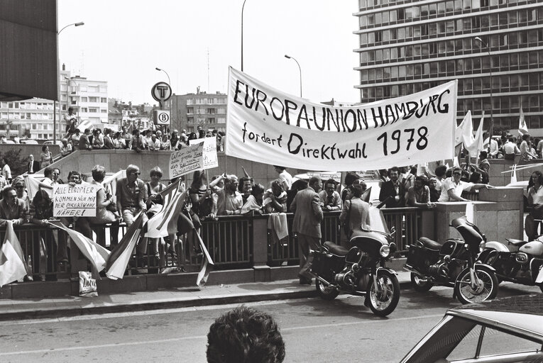 Fotografie 4: Demonstration in support of European elections outside a meeting of the European Council in Brussels