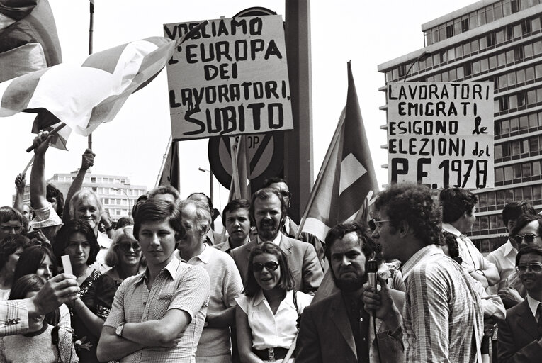 Fotografie 3: Demonstration in support of European elections outside a meeting of the European Council in Brussels