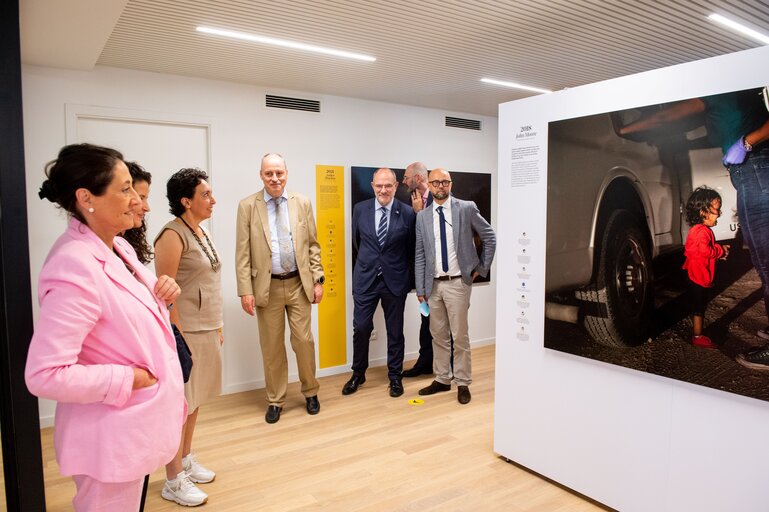 Fotografi 1: Opening of the new Info Hub of the European Parliament, hosting a World Press Photo temporary exhibition, in Brussels