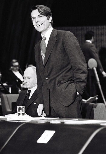 Fotografia 4: United Kingdom Secretary of State David OWEN succeeding to the Council Presidency after the death of the predecessor.