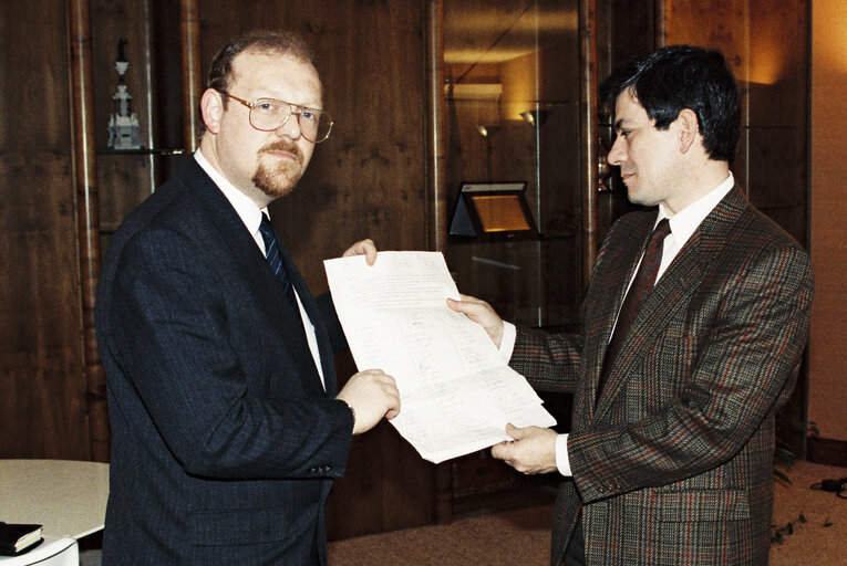 Suriet 26: MEP handing over a petition to the EP President.