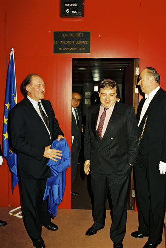 Unveiling Jean Monnet commemorative plaque at the EP in Luxembourg in 1988.