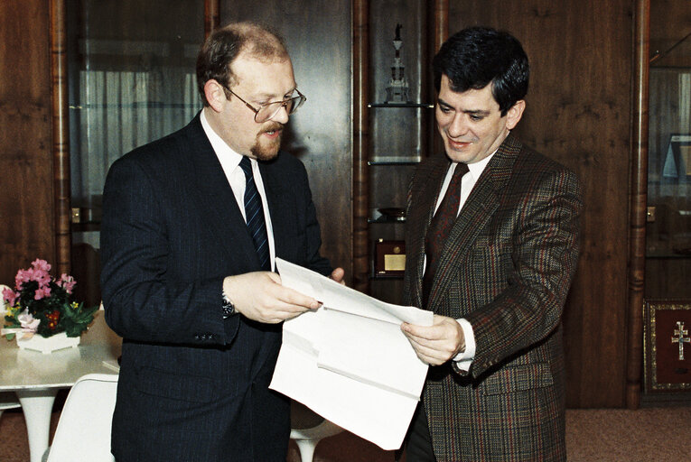 Suriet 25: MEP handing over a petition to the EP President.