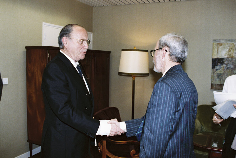 Photo 14 : Visit of the West- German Chancellor and of the first democratically elected Prime Minsiter of East Germany to the EP.