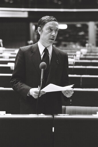 Photo 4 : The MEP Andre DAMSEAUX during a session in March 1980.