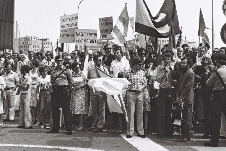 Fotografie 7: Demonstration in support of European elections outside a meeting of the European Council in Brussels