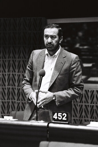 Fotografie 44: The MEP Mario CAPANNA during a session in Strasbourg on April 1980.