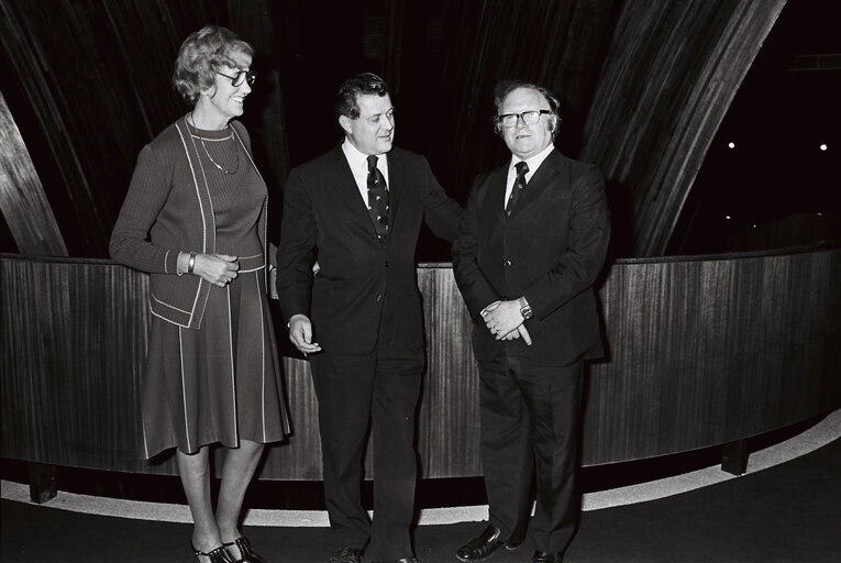 Fotografie 7: Emilio COLOMBO, EP President, receives an issue of the book Europe - A quest for Unity, in Strasbourg