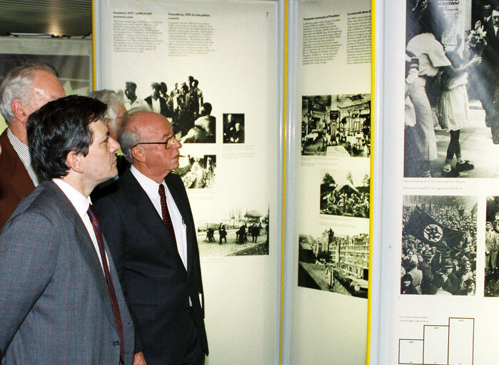 Fotografi 2: Yitzhak RABIN, Prime Minister of the State of Israel, visiting an exhibition