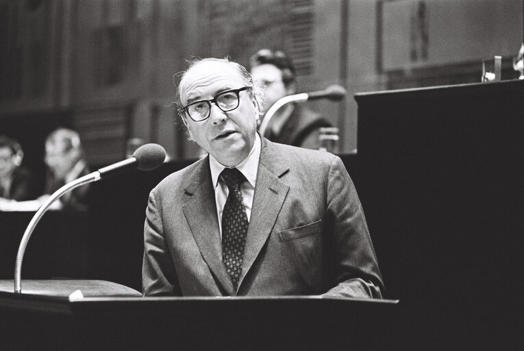 Portraits of Roy JENKINS in a Luxembourg session