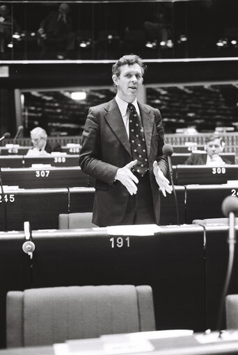 Foto 6: The MEP Alasdair Henry HUTTON during a session in Strasbourg in March 1980.