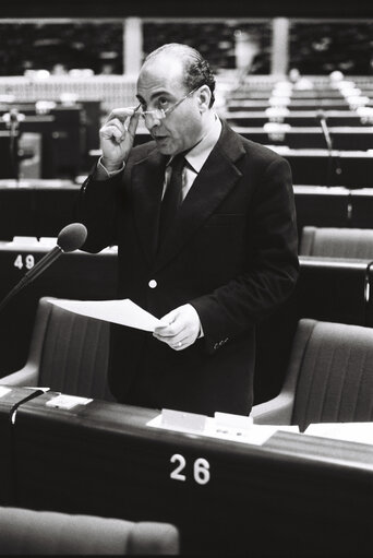 Fotografi 32: The MEP Antonio CARIGLIA during a session in Strasbourg on February 1980.