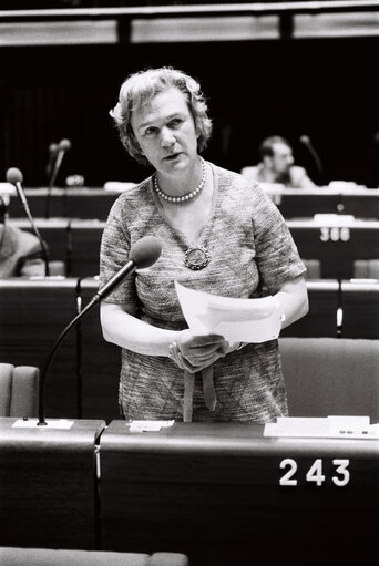 Fotografi 38: The MEP Elaine KELLET-BOWMAN during a session in Strasbourg on February 1980.