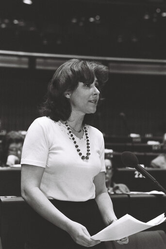 Fotografia 5: The MEP Edith CRESSON during a session in Strasbourg in March 1980.