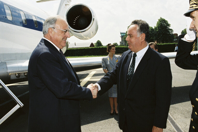 Photo 12 : Visit of the West- German Chancellor and of the first democratically elected Prime Minsiter of East Germany to the EP.