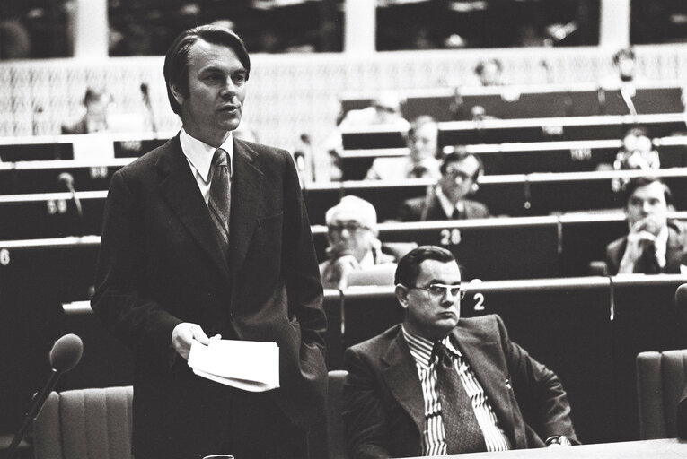 Fotografia 5: United Kingdom Secretary of State David OWEN succeeding to the Council Presidency after the death of the predecessor.