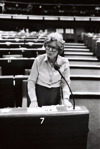 Fotografie 2: The MEP Barbara CASTLE during a session in Strasbourg on April 1980.