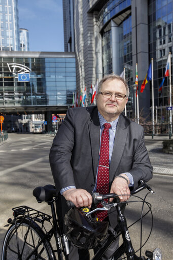 Fotografia 2: MEP Kent JOHANSSON on a bicycle in front of the European Parliament in Brussels