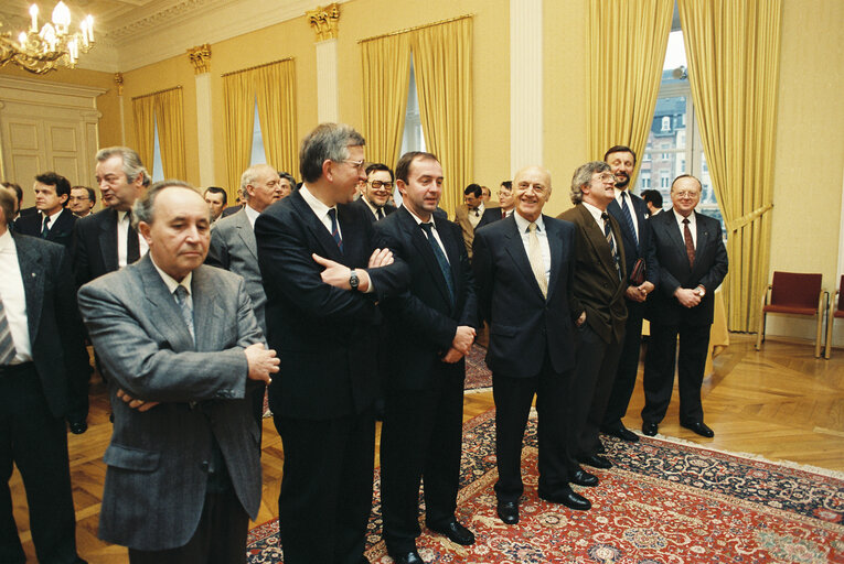 Fotografia 10: Presentation of European flags to Luxembourg mayors by EP President